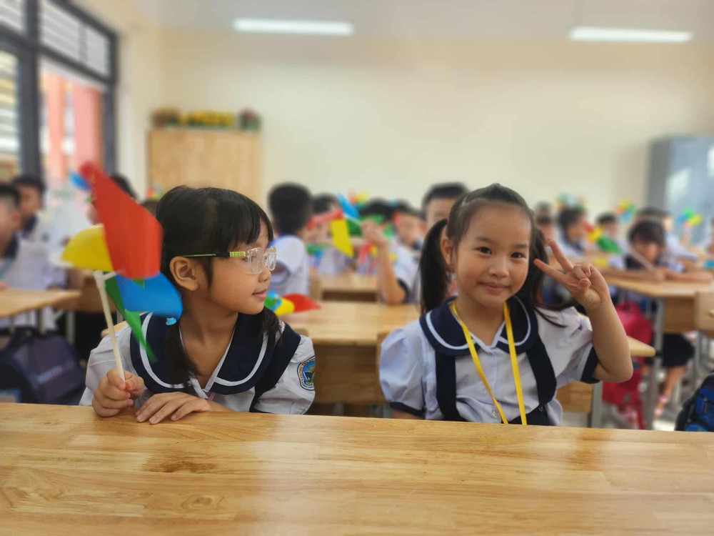 Leerlingen van de Dang Thuy Tram basisschool, wijk An Hoi Tay, op de eerste schooldag. Foto: NGUYEN QUYEN khai giảng năm học