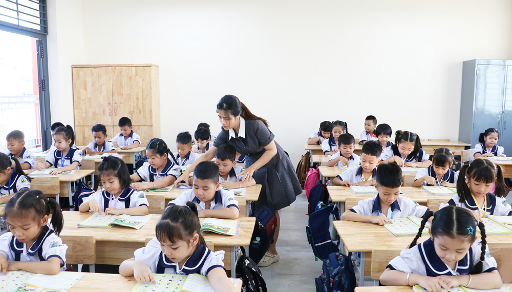 Học sinh lớp Một Trường tiểu học Đặng Thùy Trâm ngày đầu đến trường