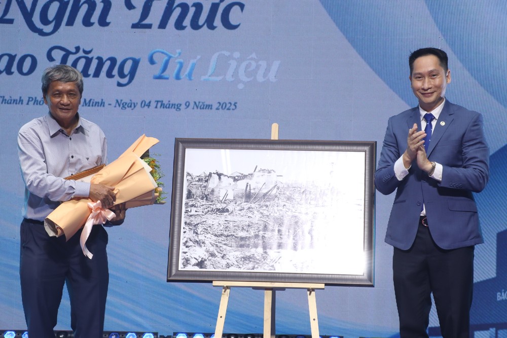 សារមន្ទីរសំណល់សង្គ្រាមទទួលបានឯកសារប្រវត្តិសាស្ត្រនៅឯការប្រារព្ធខួបលើកទី 50 ។ bao-tang-chung-tich-chien-tranh2.JPG