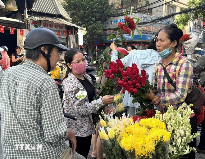 Người dân mua hoa cúng Lễ Vu Lan. (Ảnh: Quốc Lũy/TTXVN) ttxvn-vu-lan-2025-5.jpg