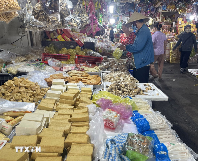 Thực phẩm chay tại chợ Phước Long, phường Tân Mỹ, Thành phố Hồ Chí Minh hút hàng trong dịp lễ Vu Lan. (Ảnh: Hương Giang/TTXVN) ttxvn-vu-lan-2025-4.jpg