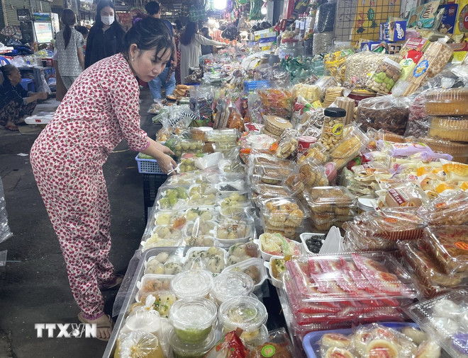 Đa dạng vật phẩm, từ các món xôi ngũ sắc, chè ngũ sắc, các loại bánh dân gian Nam bộ tại chợ Phước Long, Thành phố Hồ Chí Minh. (Ảnh: Hương Giang/TTXVN) ttxvn-vu-lan-2025-2.jpg