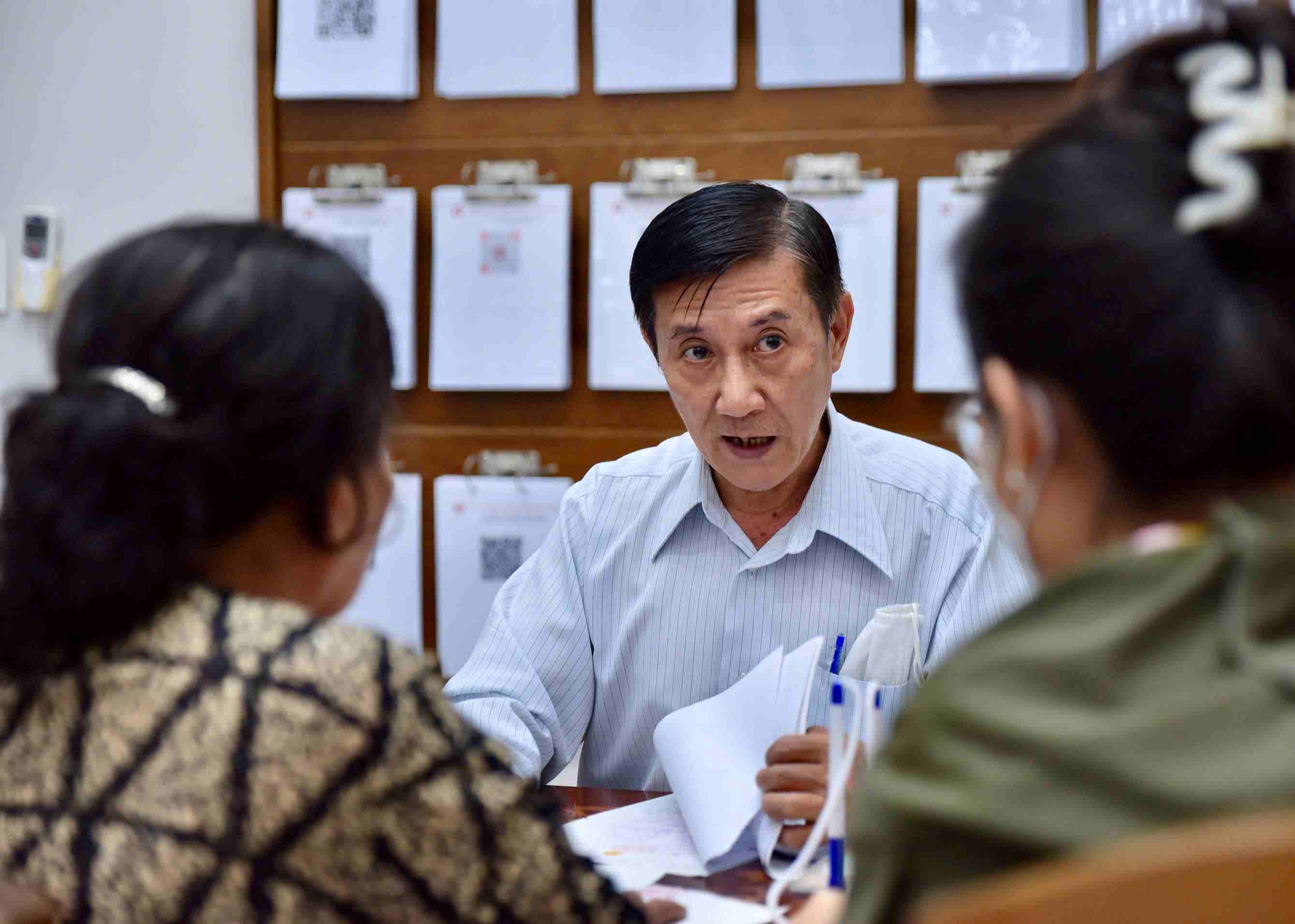Ông Trương Thanh Lâm, luật sư thuộc Hội Luật gia TPHCM đang tư vấn cho người dân. Ảnh: Minh Tâm