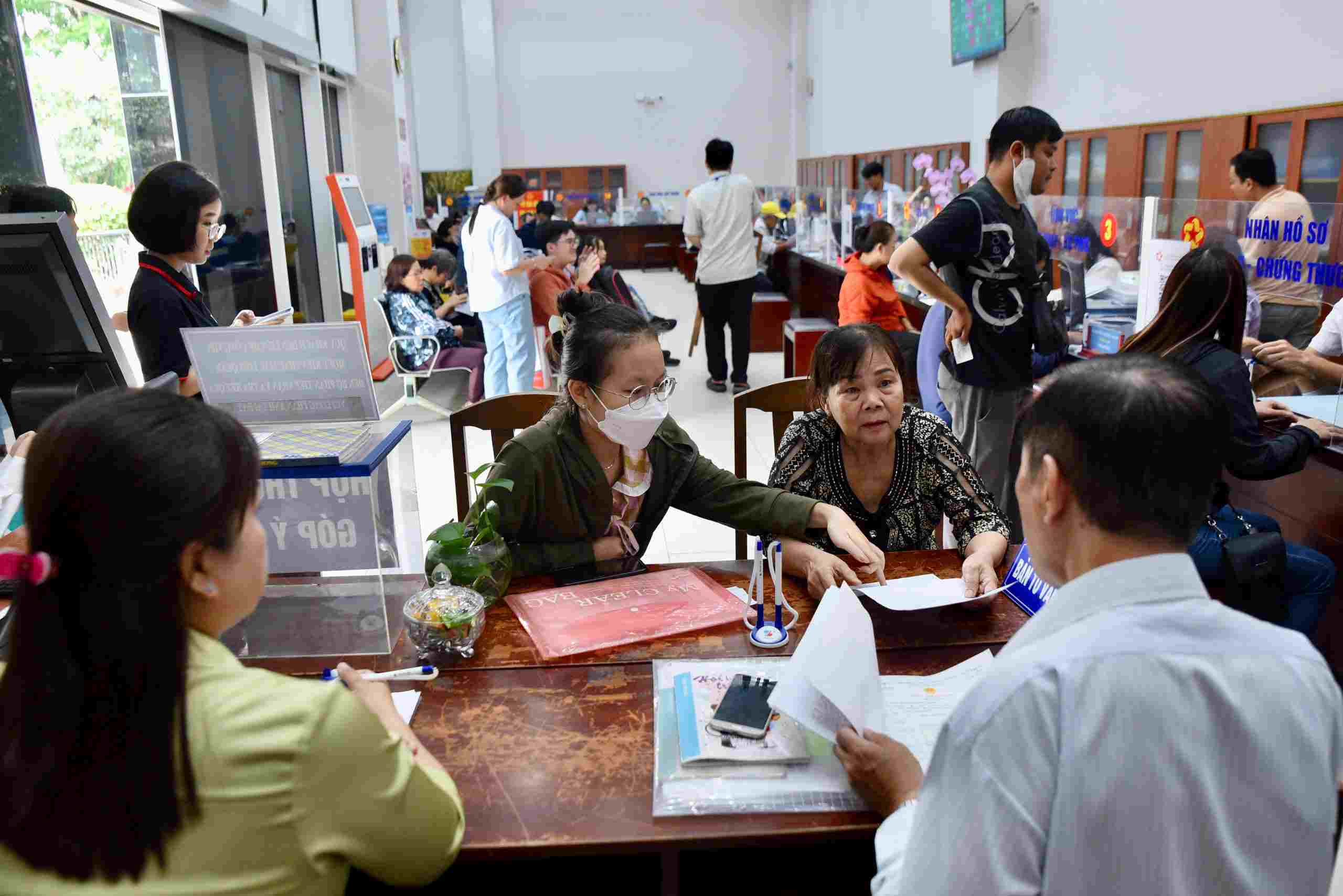 Bà Châu Minh Phương (ngụ phường Xóm Chiếu) đến hỏi về thủ tục nhận di sản thừa kế. Ảnh: Minh Tâm