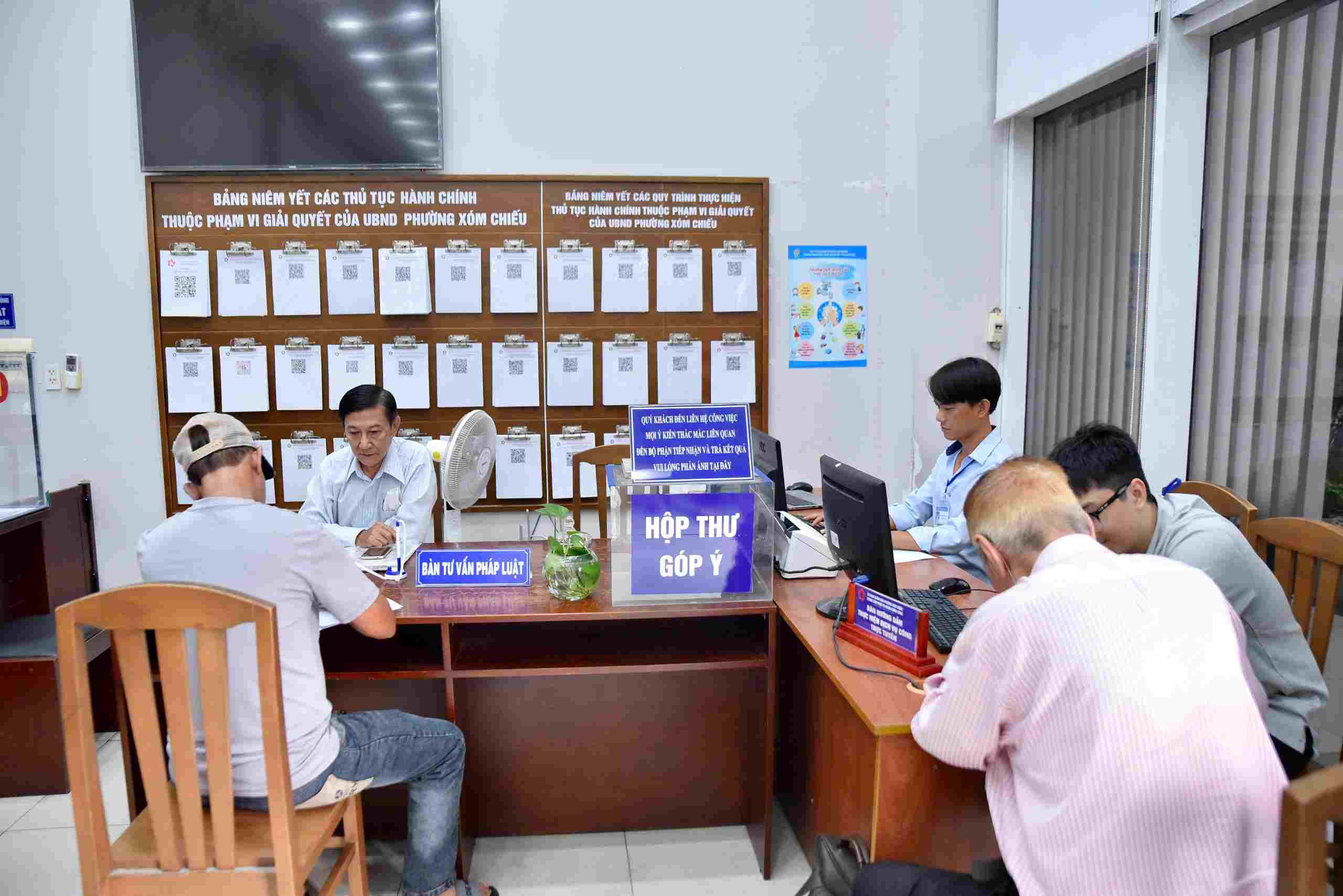 Người dân được hỗ trợ tư vấn pháp lý miễn phí tại phường Xóm Chiếu. Ảnh: Minh Tâm