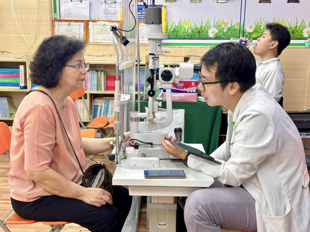 Người dân tham gia khám sức khỏe miễn phí do Trung tâm An sinh xã hội phường Tân Hưng tổ chức 