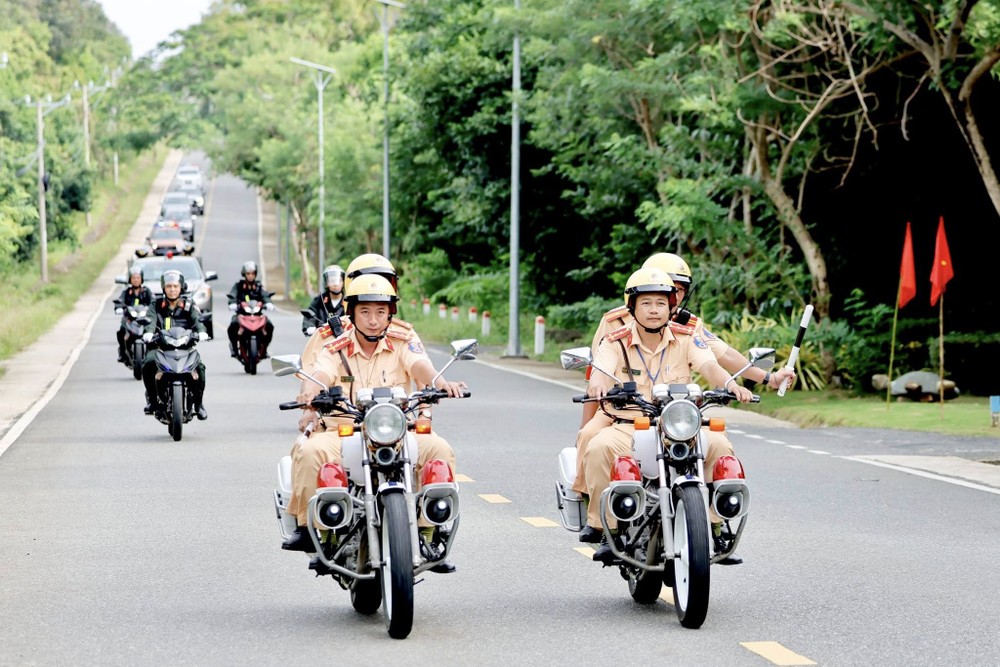 Polizeipatrouillen in Ho-Chi-Minh-Stadt nach der Eröffnungszeremonie. Foto: CATP cong-an-tp-hcm-trien-khai-luc-luong-bao-dam-an-ninh-cang-hang-khong-con-dao (1).jpg