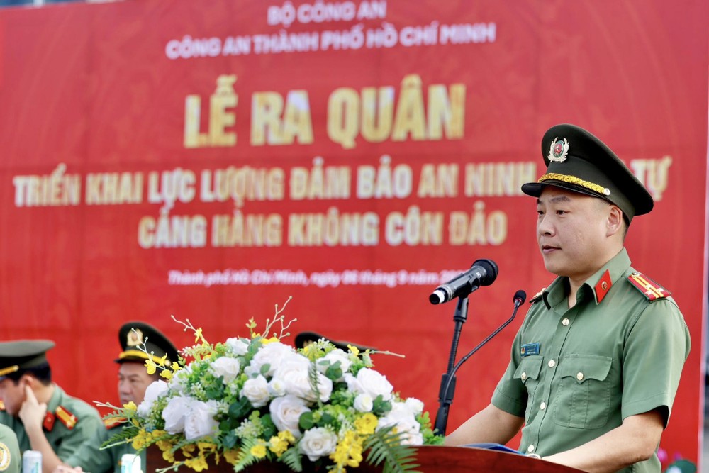 Oberstleutnant Phan Huy Van, stellvertretender Direktor der Polizei von Ho-Chi-Minh-Stadt, hielt bei der Eröffnungszeremonie eine Rede. Foto: CATP Công an TP.HCM triển khai lực lượng bảo đảm an ninh Cảng hàng không Côn Đảo