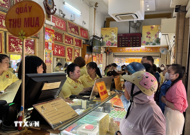 Người dân mua vàng tại một tiệm vàng trên đường Bùi Hữu Nghĩa. (Ảnh: Hứa Chung/TTXVN) ttxvn-mua-vang-2.jpg