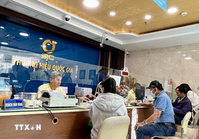 Người dân giao dịch vàng tại Trung tâm SJC trên đường Nguyễn Thị Minh Khai, Thành phố Hồ Chí Minh. (Ảnh: Hứa Chung/TTXVN) ttxvn-mua-vang.jpg