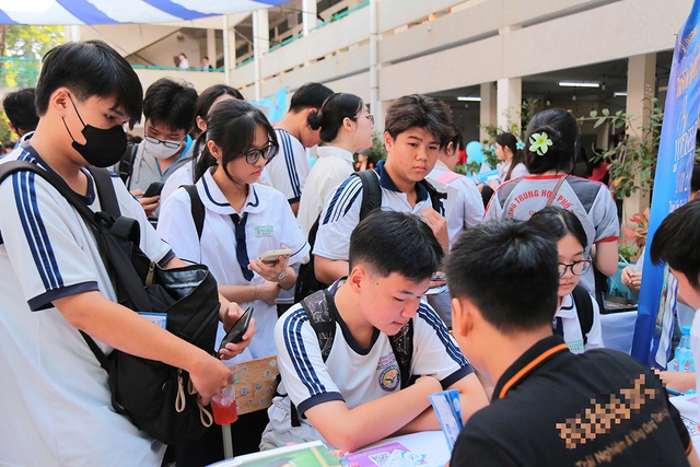 Học sinh, sinh viên khó khăn liên hệ tại đây để được hỗ trợ...- Ảnh 1.