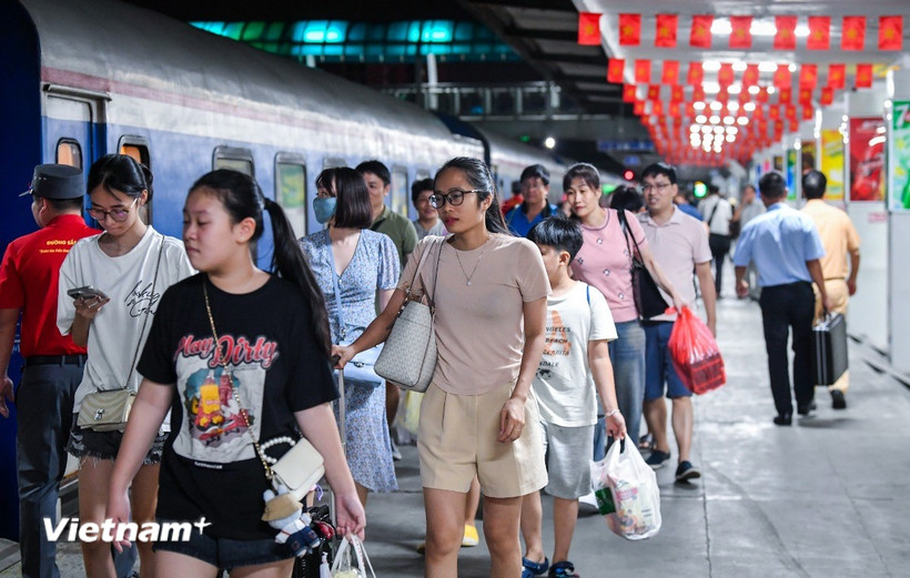 Ngành Đường sắt đã chuẩn bị các kế hoạch tăng cường chạy tàu trong dịp nghỉ lễ. (Ảnh: Việt Hùng/Vietnam+)