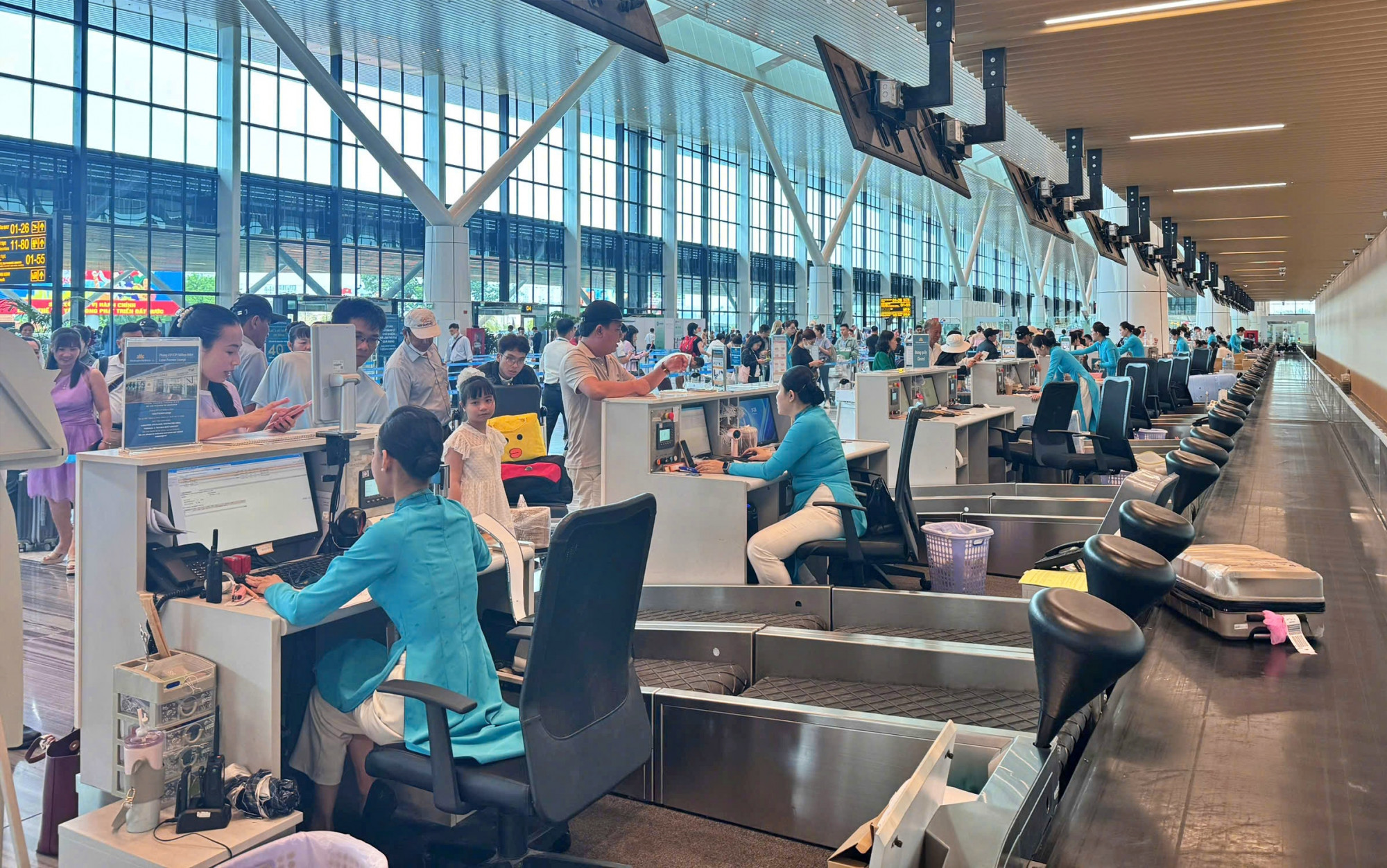 Hành khách đi lại qua sân bay Tân Sơn Nhất dịp lễ Quốc khách 2/9. Ảnh K.Linh