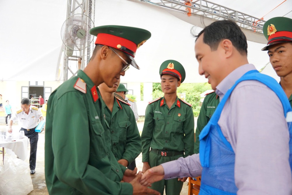Mr. Le Hoang Hai, Deputy Head of the Propaganda and Mass Mobilization Department of the Ho Chi Minh City Party Committee, encouraged soldiers at Radar Station 590. 1000077010.jpg