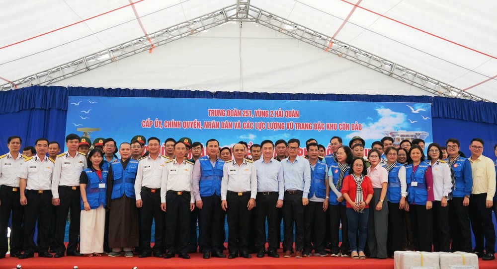 Delegates attending the gift presentation ceremony for Radar Station 590. Photo: HD 1000077011.jpg