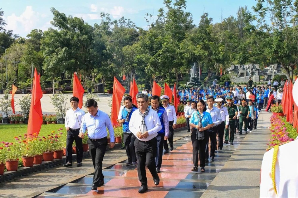 Leaders of the Ho Chi Minh City Party Committee came to burn incense at Hang Duong Martyrs Cemetery. Photo: HD Đoàn công tác TP.HCM.jpg
