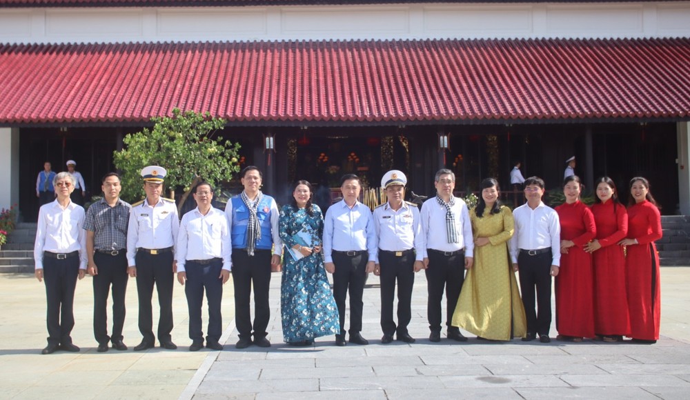 Delegates take souvenir photos at Hang Duong Cemetery. Photo: HD IMG_1430.JPG