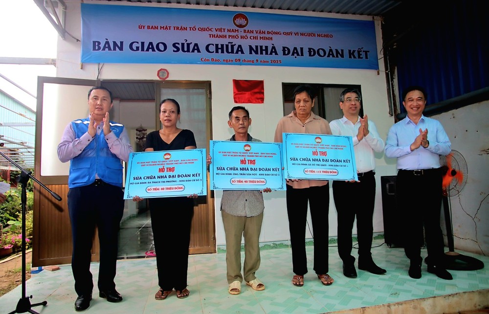 Leaders of the Ho Chi Minh City Party Committee presented a symbolic board to hand over the repair of the Great Unity house to 3 households. Photo: HD Đoàn công tác TP.HCM.JPG