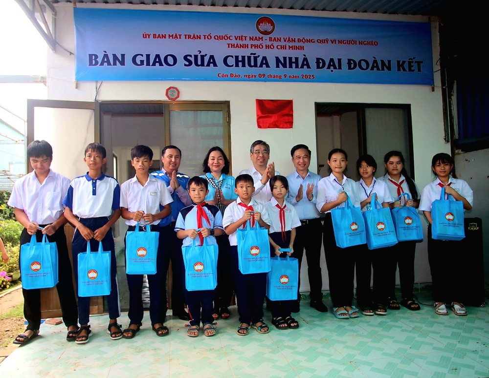 Ho Chi Minh City leaders present gifts to poor students who have overcome difficulties in Con Dao. Photo: HD IMG_1509.JPG