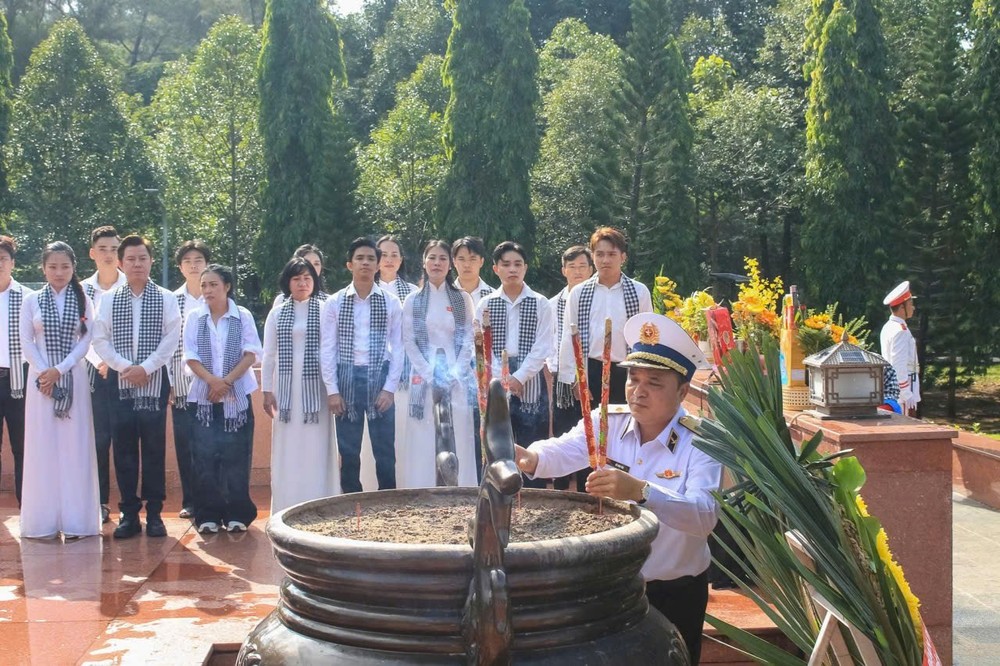 The delegation led by Rear Admiral Do Van Yen, Deputy Political Commissar of the Navy Command, offered incense at Hang Duong Cemetery. Photo: HD IMG_1757390847798_1757412640435.jpg