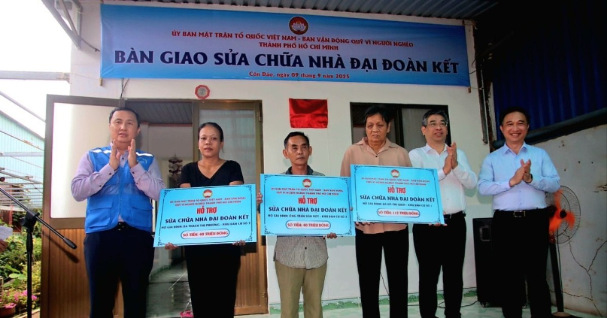 Đoàn công tác TP.HCM thăm, tặng quà cán bộ, chiến sĩ và nhân dân Côn Đảo