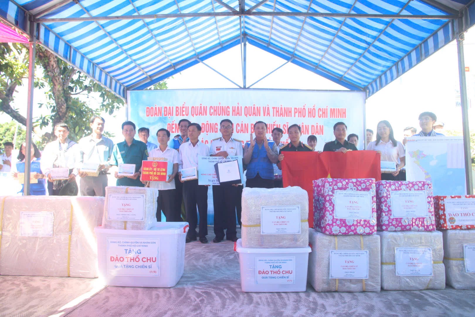 Đoàn đại biểu TP.HCM thăm, tặng quà tại đảo Thổ Chu - Ảnh 3.
