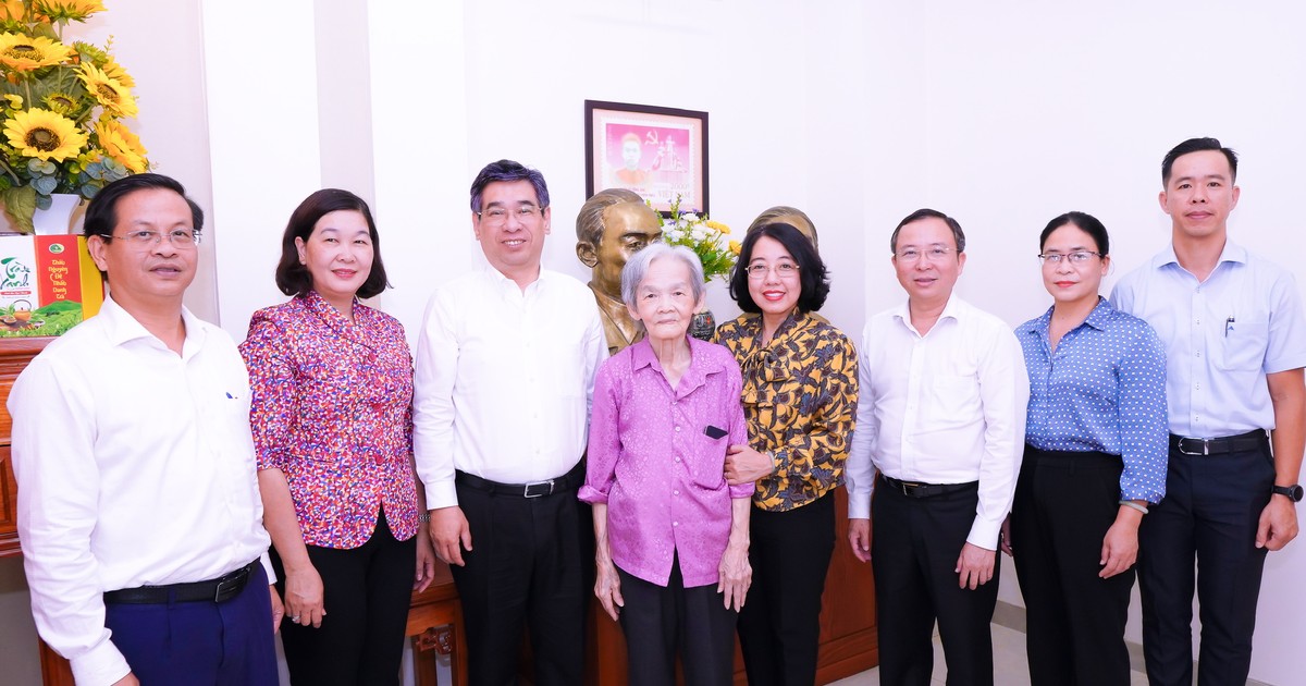 Đoàn lãnh đạo TPHCM dâng hương cố Tổng Bí thư Lê Hồng Phong