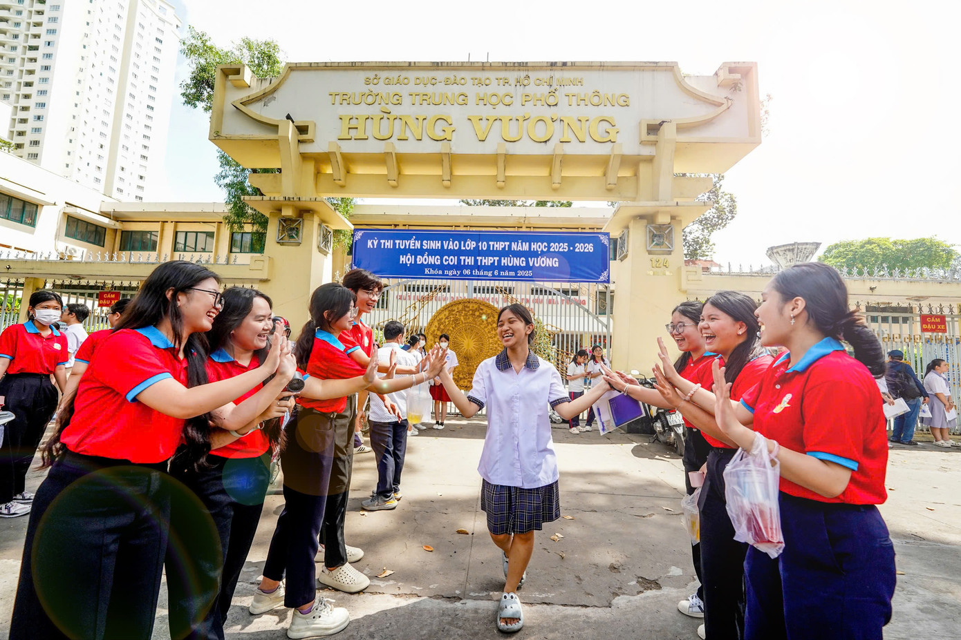 សិស្សសាលាទីក្រុងហូជីមិញ ពេលប្រឡងចូលថ្នាក់ទី១០។ រូបថត៖ Pham Nguyen b23e8532bb100f4e5601 (1).jpg