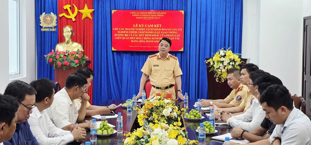 Thượng tá Phạm Quang Trưởng, Phó Trưởng Phòng Cảnh sát giao thông (PC08), Công an TP.HCM thông tin. Ảnh: PC08 TP.HCM: CSGT xử lý nghiêm xe tải, xe khách vi phạm giao thông
