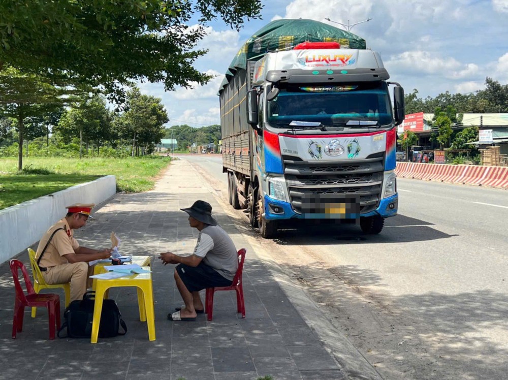 CSGT xử lý nghiêm xe tải, xe khách vi phạm giao thông. tp-hcm-csgt-xu-ly-nghiem-xe-tai-xe-khach-vi-pham-giao-thong (2).jpg