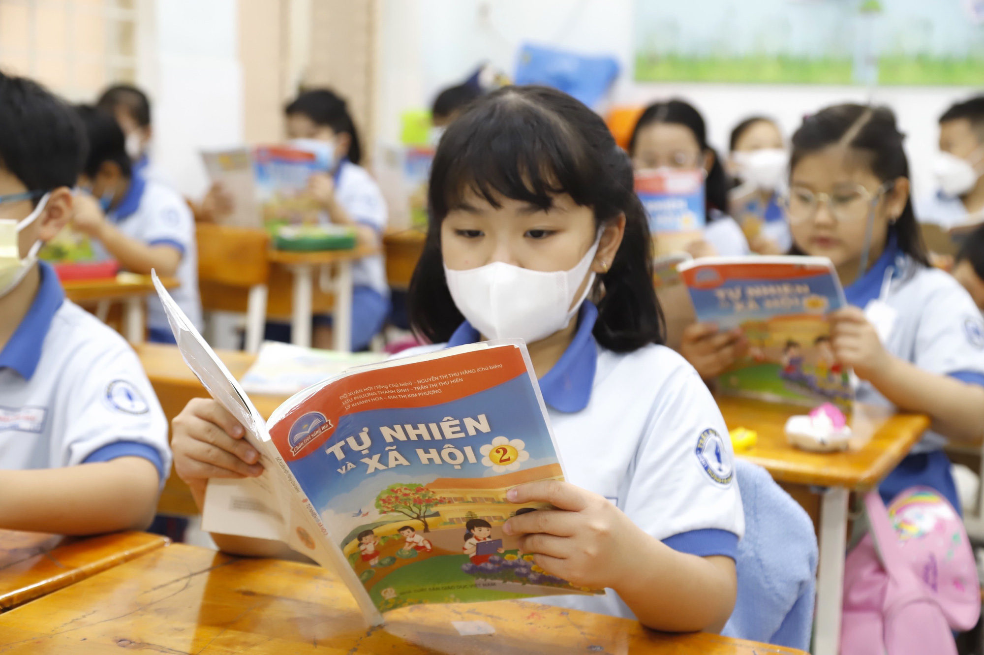Chính phủ: Cung cấp bộ sách giáo khoa thống nhất toàn quốc từ năm học 2026-2027, miễn phí từ 2030 - Ảnh 1.
