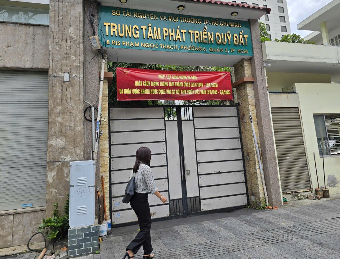 TP.HCM giao xã, phường phê duyệt xây công trình tạm trên nhà đất công cho thuê - Ảnh 1.