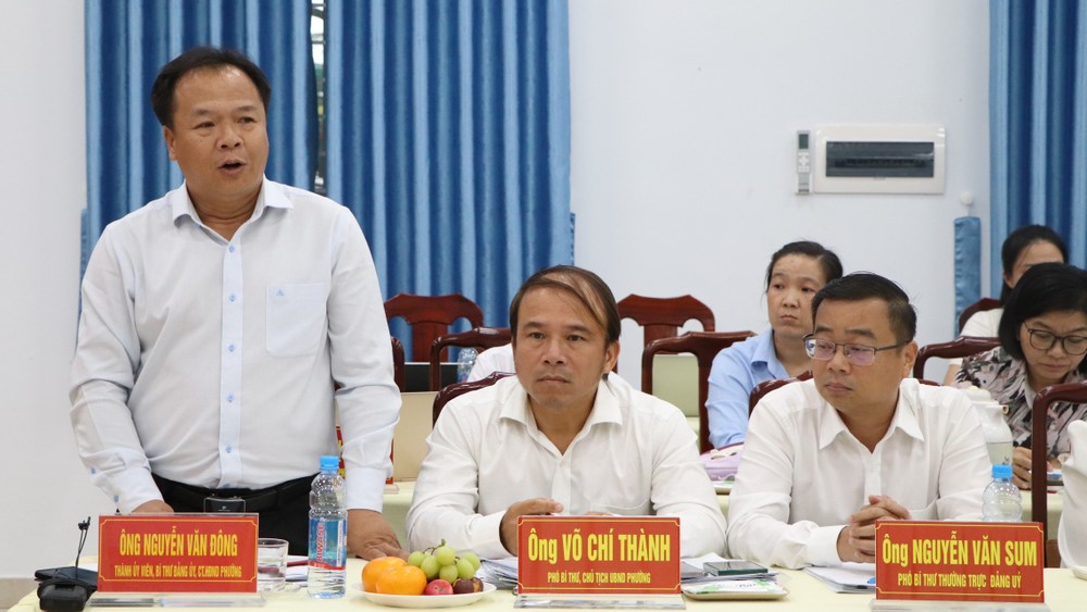 លោក Nguyen Van Dong លេខាសង្កាត់ Binh Duong Ward ថ្លែងក្នុងកិច្ចប្រជុំ។ រូបថត៖ LA IMG_2704.JPG