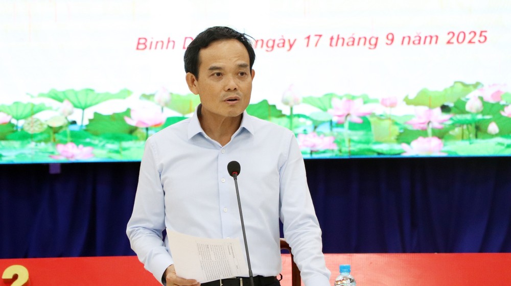 លោក Tran Luu Quang លេខាគណៈកម្មាធិការបក្សទីក្រុងហូជីមិញ សង្ឃឹមថា វួដ Binh Duong នឹងអភិវឌ្ឍទៅជាប្រព័ន្ធអេកូឡូស៊ីវិទ្យាសាស្ត្រ និងបច្ចេកវិទ្យា។ រូបថត៖ LA Bí thư TP.HCM Trần Lưu Quang làm việc với phường Bình Dương