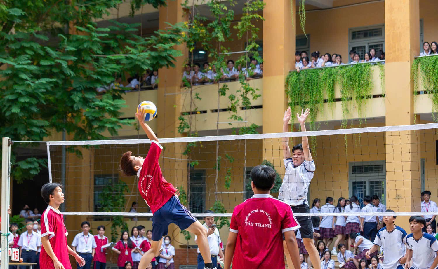 Học sinh Trường THPT Tây Thạnh trong một hoạt động thể thao - Ảnh: M.Đ.