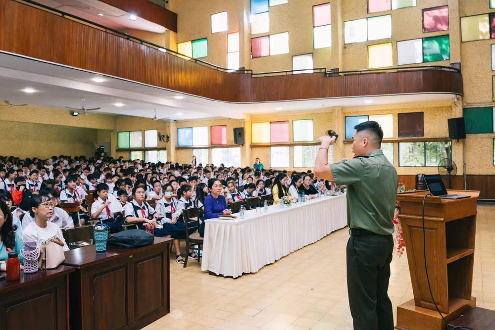 Phòng Tham mưu Công an TP.HCM đã phối hợp các trường học tổ chức sinh hoạt chuyên đề về phòng chống ma túy, lừa đảo qua mạng, bạo lực học đường và an toàn giao thông. Ảnh: CA 9 tháng đầu năm, Công an TP.HCM bắt giữ gần 1 tấn ma túy