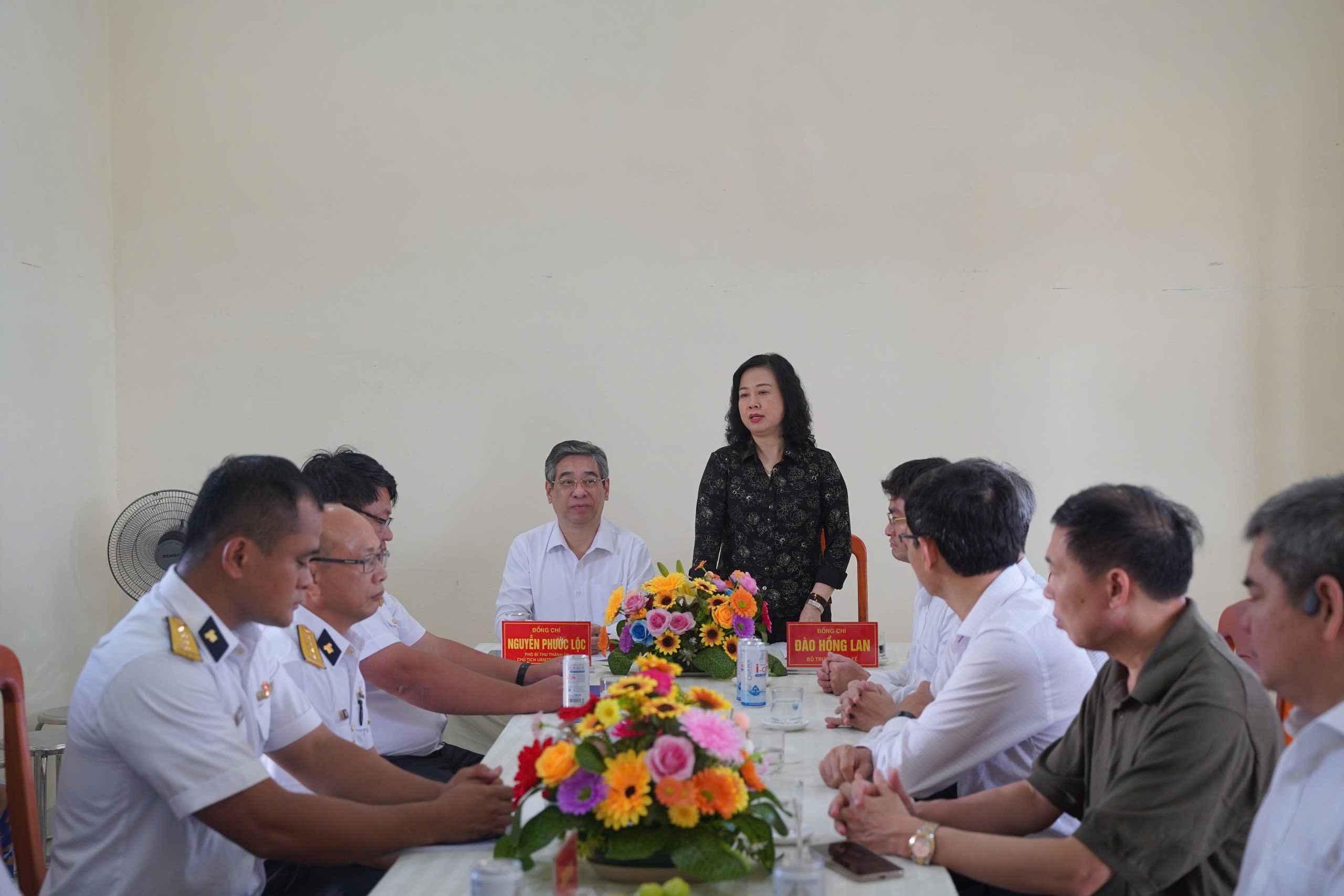 Bộ trưởng Bộ Y tế thăm cán bộ, chiến sĩ trạm ra đa ở Côn Đảo - Ảnh 1.