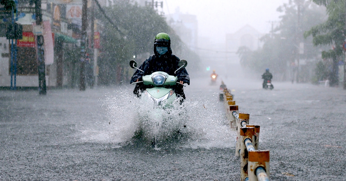 Siêu bão Ragasa hút gió gây mưa to kết hợp triều cường, TP.HCM dễ ngập nặng