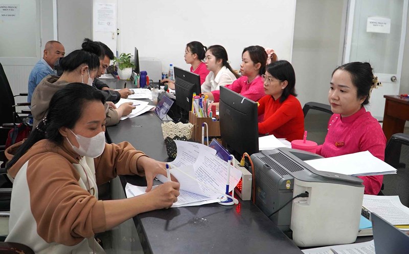 Cán bộ phường Dĩ An (TPHCM) giải quyết hồ sơ cho người dân. Ảnh: Minh Quân