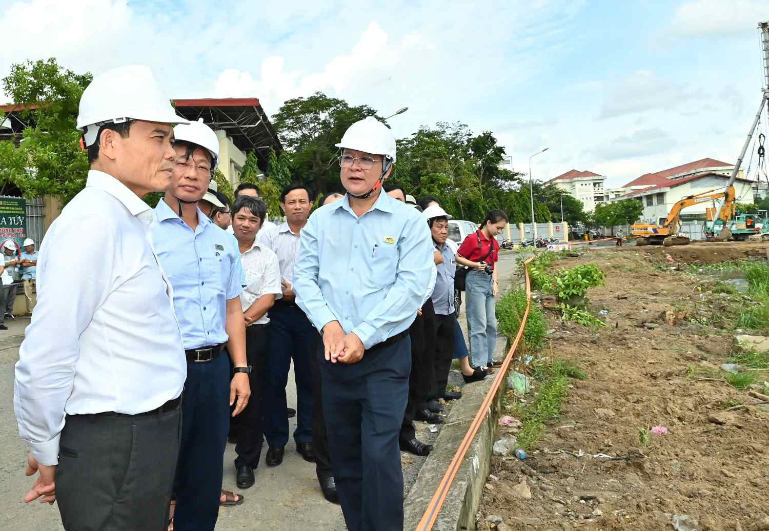 Tran Luu Quang, Sekretär des Parteikomitees von Ho-Chi-Minh-Stadt, besichtigte das Kanalsanierungsprojekt im Wert von über 17.000 Milliarden VND.