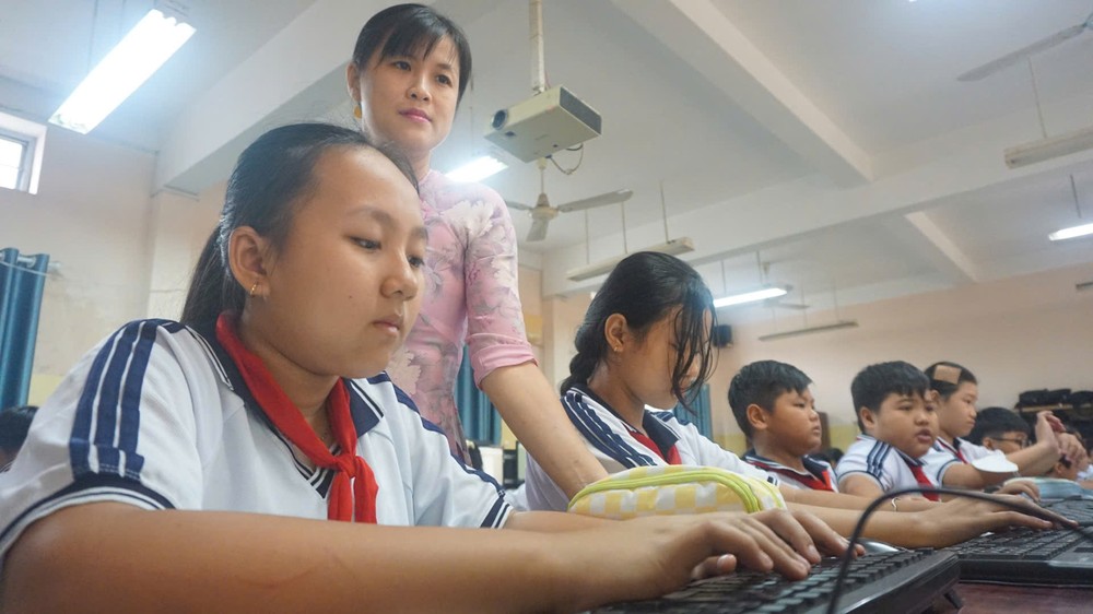 Computerunterricht von Lehrern und Schülern an der To Ky Secondary School, Gemeinde Hoc Mon. Foto: NGUYEN QUYEN c1d02b697b5bf105a84a.jpg