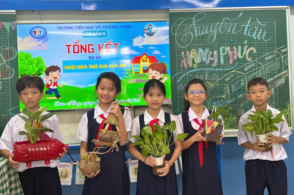 Schüler der Vo Truong Toan Grundschule mit ihren Produkten bei der Teilnahme am Projekt quy-phu-huynh-1.jpg