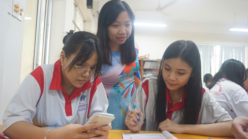 Lehrer und Schüler der Nguyen Huu Tho High School, Xom Chieu Ward, während des Unterrichts. Foto: NGUYEN QUYEN quỹ phụ huynh