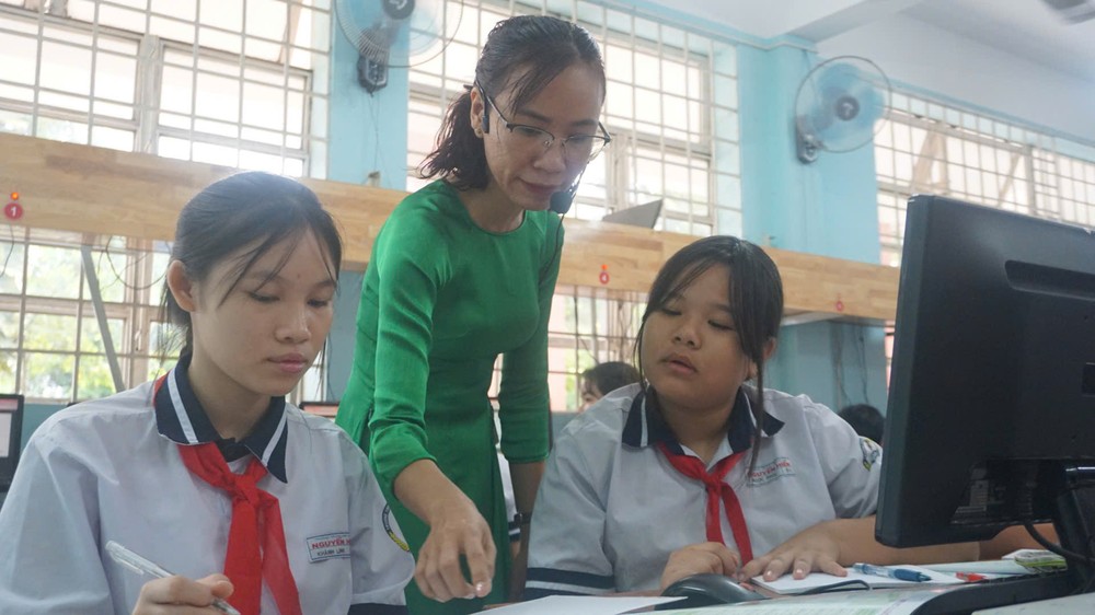 Die Nguyen Hien Secondary School im Bezirk Tan Thoi Hiep erhebt in diesem Schuljahr keine Spenden von den Eltern. Foto: NGUYEN QUYEN quy-phu-huynh-6.jpg