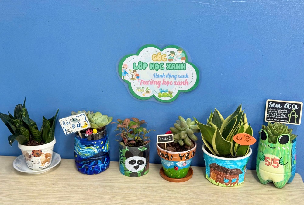 Von den Eltern der Vo Truong Toan Grundschule unterstützte Produkte zur Verschönerung des Klassenzimmers. Foto: NTCC quy-phu-huynh.jpg