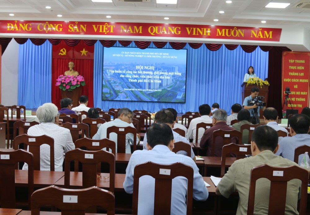 ទិដ្ឋភាពទូទៅនៃវគ្គបណ្តុះបណ្តាលដល់មន្រ្តីស្តីពីសំណង និងការបោសសំអាតទីតាំង។ រូបថត៖ ទុង ង្វៀន Toàn cảnh buổi tập huấn cho cán bộ về công tác bồi thường, giải phóng mặt bằng. Ảnh: TÙNG NGUYÊN