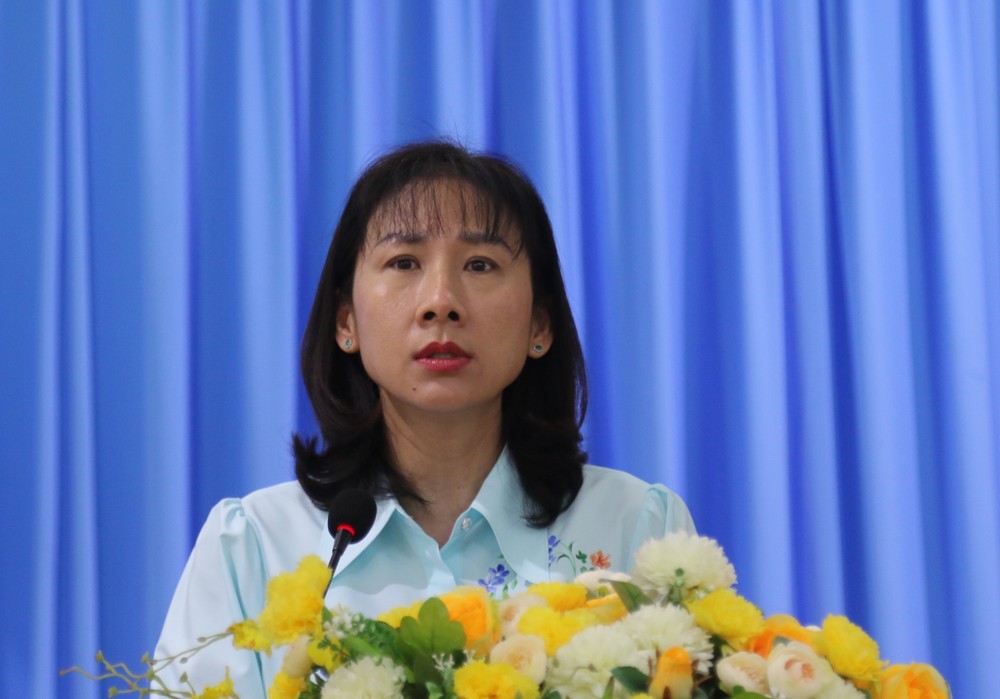 លោកស្រី Pham Thi Thanh Hien ប្រធាននាយកដ្ឋានកិច្ចការផ្ទៃក្នុងទីក្រុងហូជីមិញ ថ្លែងសុន្ទរកថាបើកក្នុងសន្និសីទ។ រូបថត៖ ទុង ង្វៀន tap-huan-cong-tac-boi-thuong-giai-phong-mat-bang-3.JPG