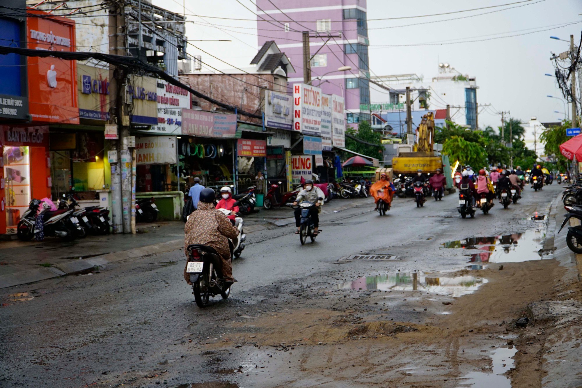 Mặt đường sụt lún sau cơn mưa, nhiều người dân lo lắng - Ảnh 1.