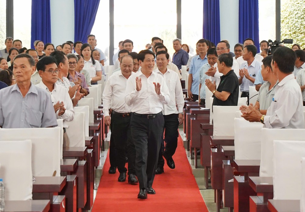 Chủ tịch nước Lương Cường bước vào hội trường tiếp xúc cử tri ở xã Tân An Hội. Ảnh: THUẬN VĂN chu-tich-nuoc-luong-cuong-3.jpg