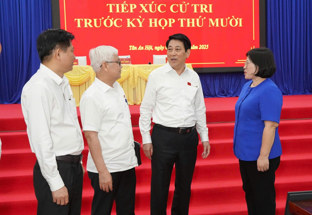 Chủ tịch nước Lương Cường trao đổi với các đại biểu bên lề buổi tiếp xúc. Ảnh: THUẬN VĂN Chủ tịch nước Lương Cường trao đổi với các đại biểu bên lề buổi tiếp xúc
